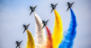 Chengdu-J-10-fighters-air-show-colorful-smoke_2560x1600-23rd-March-2019